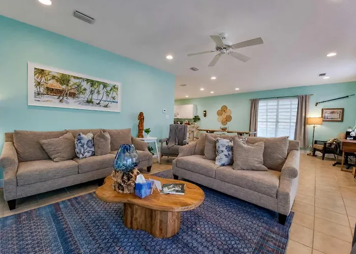 House With Water Views Pools & Short Walk To *