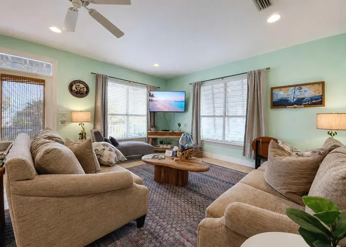 House With Water Views Pools & Short Walk To