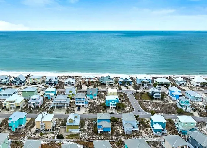 House With Water Views Pools & Short Walk To