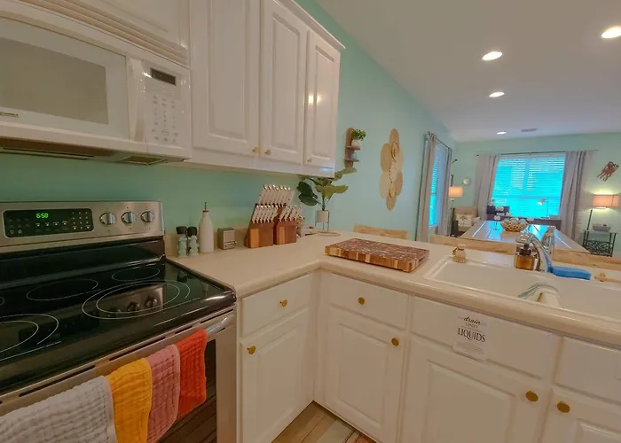 House With Water Views Pools & Short Walk To