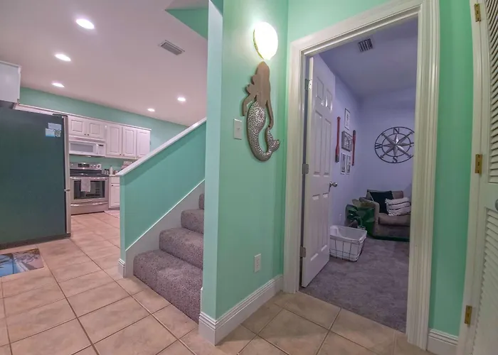 House With Water Views Pools & Short Walk To