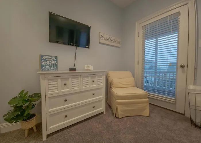 House With Water Views Pools & Short Walk To Holiday home Gulf Shores