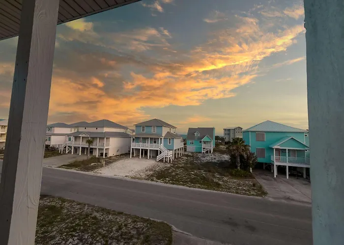 House With Water Views Pools & Short Walk To *