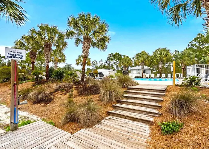 House With Water Views Pools & Short Walk To